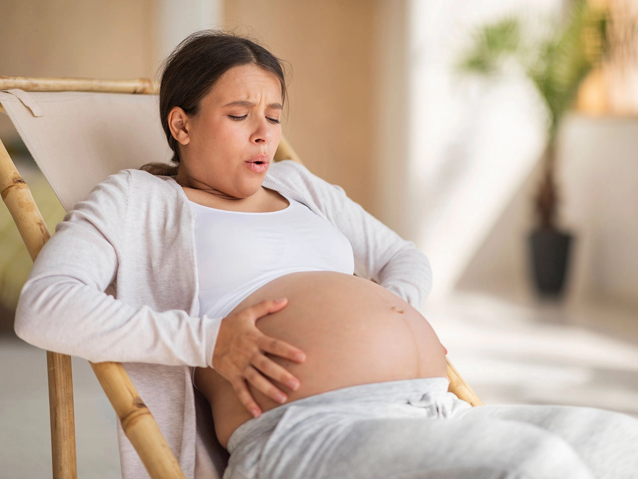 Causes and Symptoms of Stomach Pain During Pregnancy