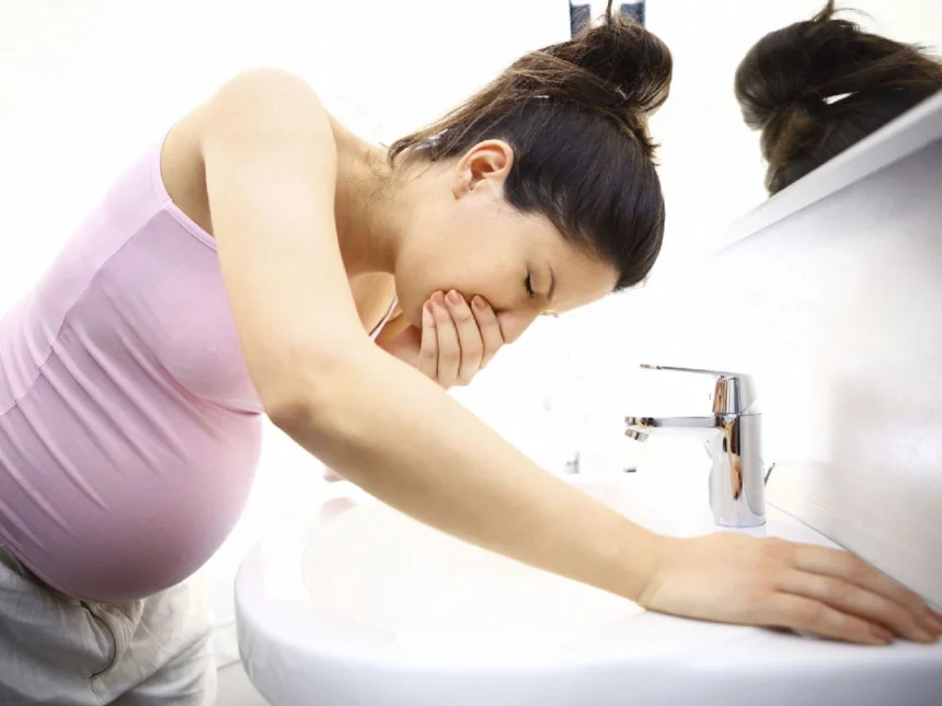 Vomiting yellow in eight months of pregnancy